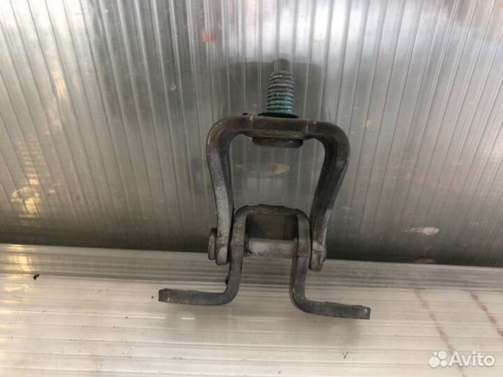 Петля крышки багажника правая Volkswagen Tiguan 1