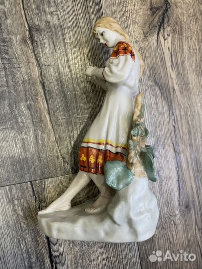 Статуэтка фарфор гадание на ромашке