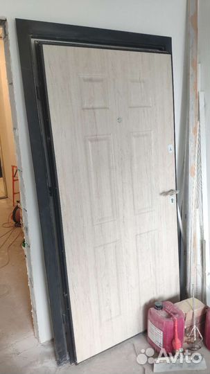 Дверь входная металлическая от застройщика