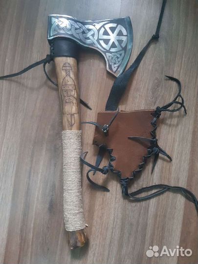 Кованый топор ручной работы медведь
