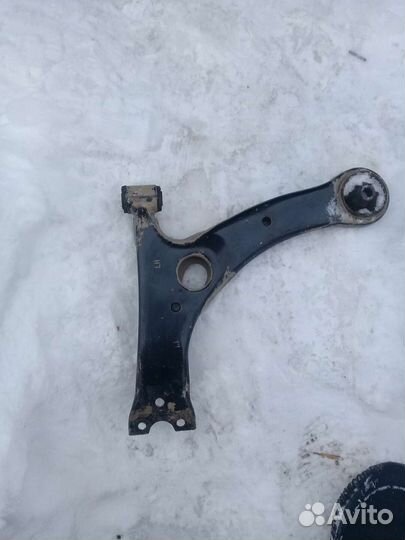 Рычаг на Toyota Avensis 250