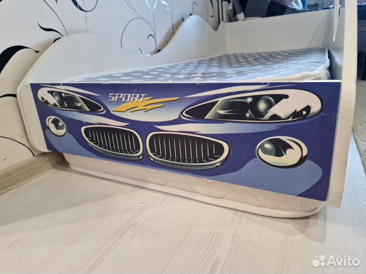 Детская кровать машина