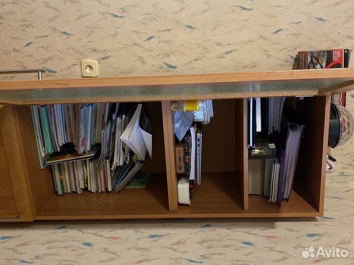 Компьютерный стол с полкой и шкафом с полками