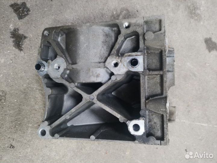 Кронштейн компрессора кондиционера Ford Focus 2