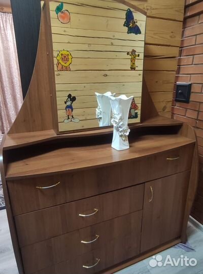 Комод с зеркалом