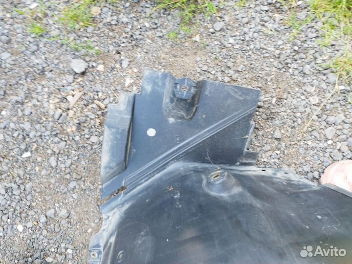 Передний правый подкрылок MB A2046900230