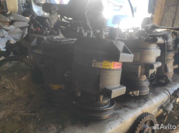 Компрессор на кондиционер рядом автомобиля