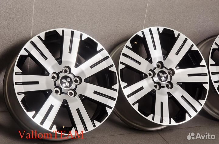 Лот UP28088330 Оригинальные 18-е диски mitsubishi