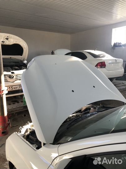 Капот на весту