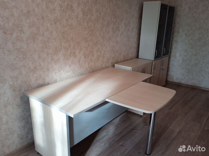 Мебель в кабинет руководителя (стол, шкаф, тумба)