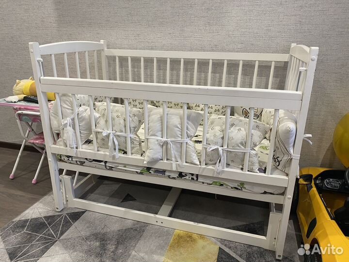 Детская кроватка с маятником