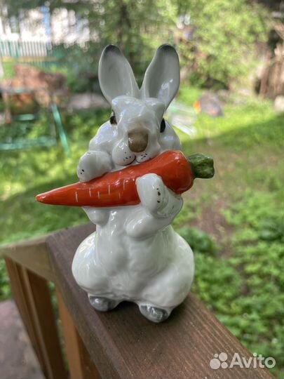 Фигурка зайца фарфоровая статуэтка