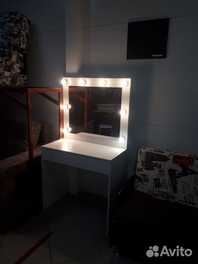 Стол гримерный с зеркалом и лампами