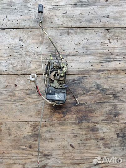 Замок двери передний левый Toyota Tercel EL41