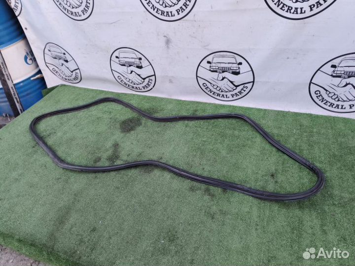 Уплотнительная резинка двери багажника Toyota Land