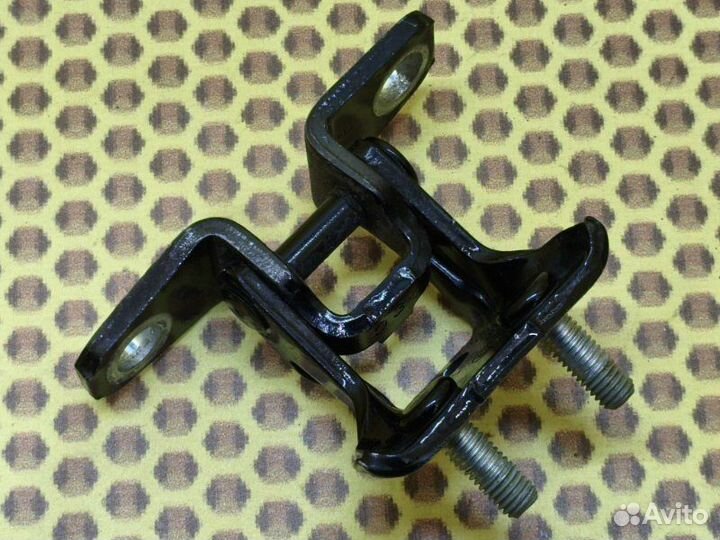 Петля двери задняя верхняя левая Mitsubishi