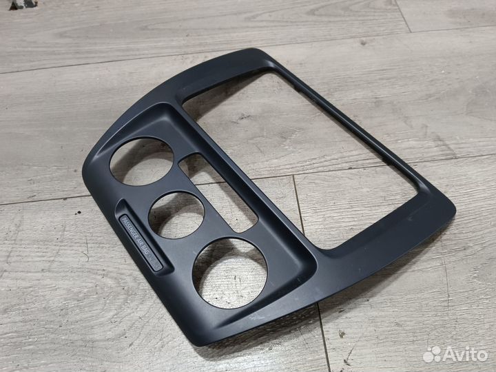 Рамка магнитолы для Volkswagen Jetta 6