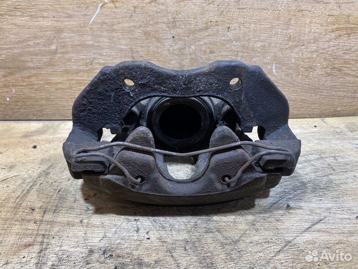 Суппорт передний правый Ford Focus 2 S77