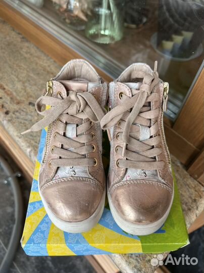 Кроссовки на девочку