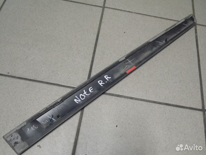 Молдинг двери задний правый Ниссан Нот