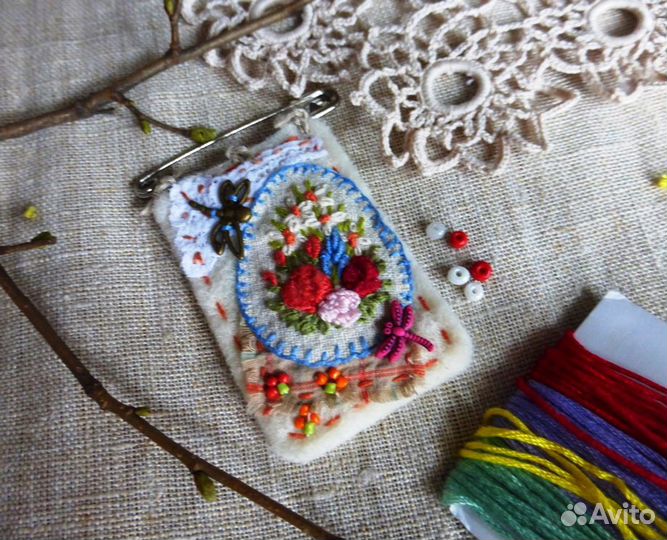 Брошь вышитая