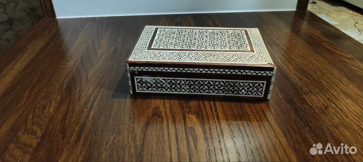 Шкатулка достаточно старая, сделана добротно