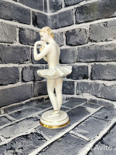 Статуэтка фарфор (Балерина с цветами.)