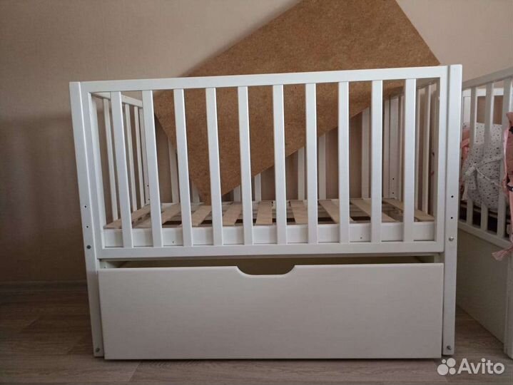 Детская кроватка с маятником и ящиком