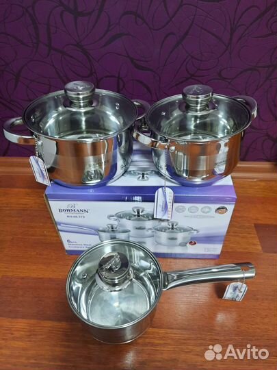 Набор новых кастрюль