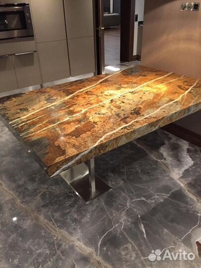 Стол с каменной столешницей. Декор на стену. Оникс