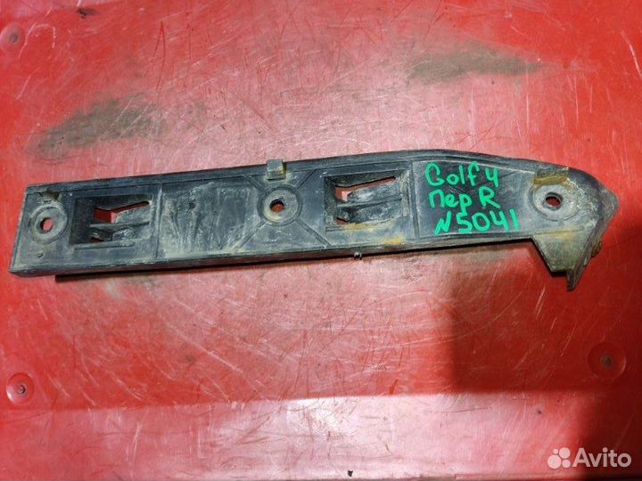 Кронштейн бампера передний правый Volkswagen Golf