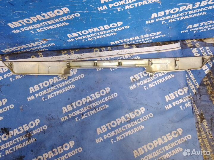 Накладка крышки багажника. Toyota Alphard минивен