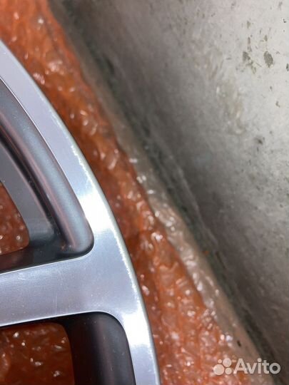 Один оригинальный диск R21 Porsche Cayenne