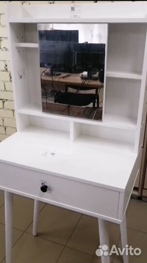 Туалетный столик с откатным зеркалом