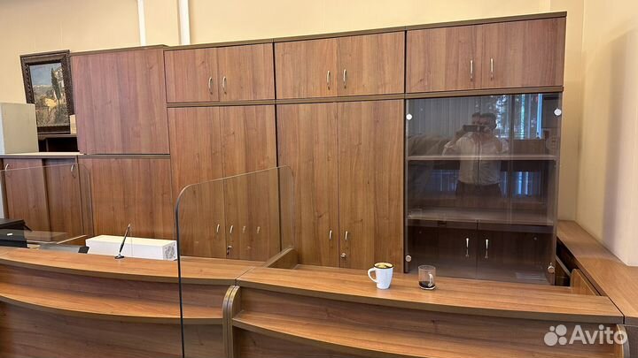 Различная офисная мебель: столы, шкафы, тумбы
