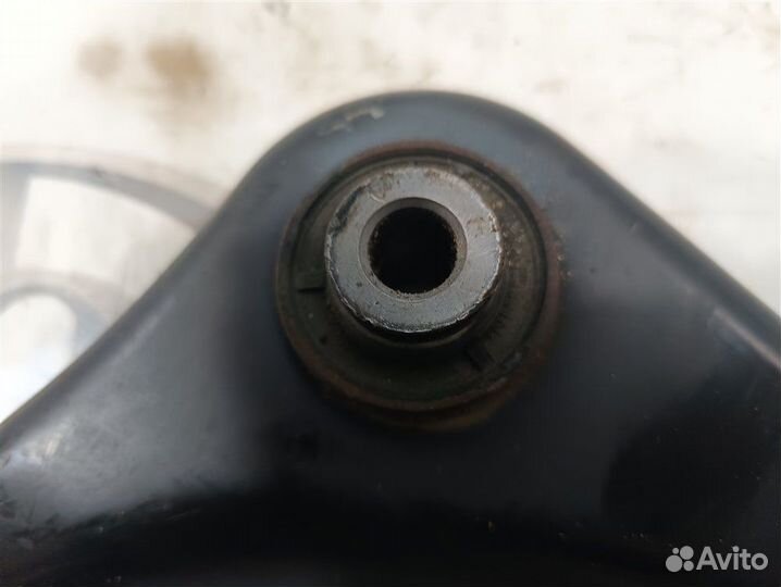 Рычаг передний правый Nissan Leaf