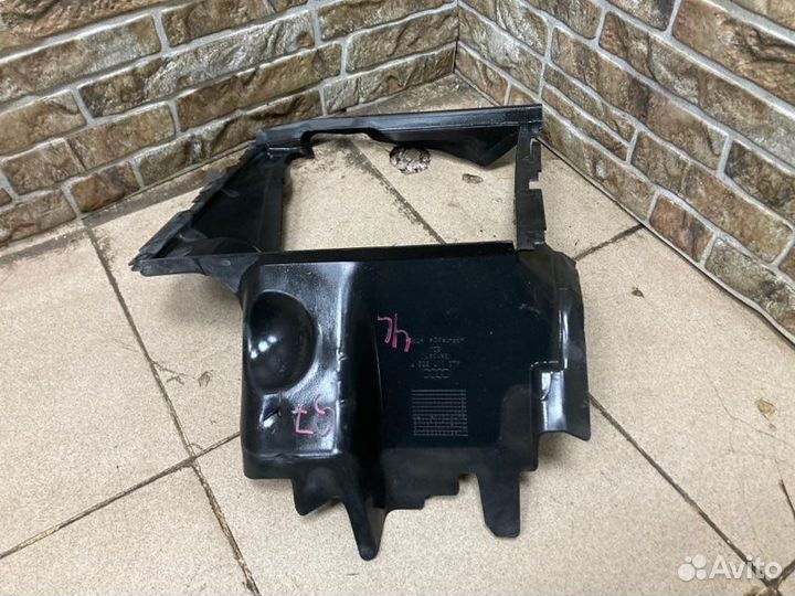 Кронштейн интеркулера передний правый Audi Q7 4L