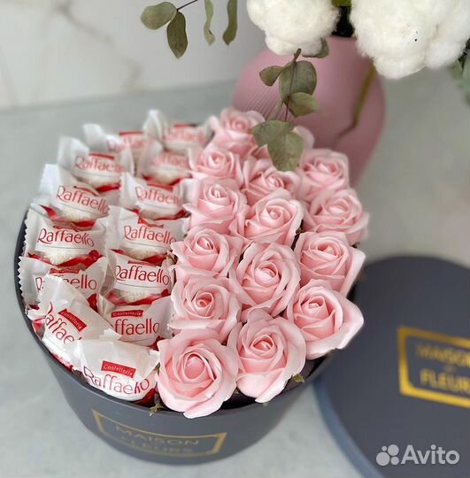 Подарочный бокс из мыльных роз и конфет