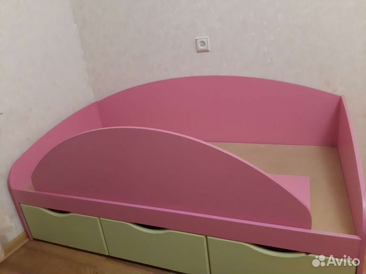 Кровать детская с бортиком и матрацем