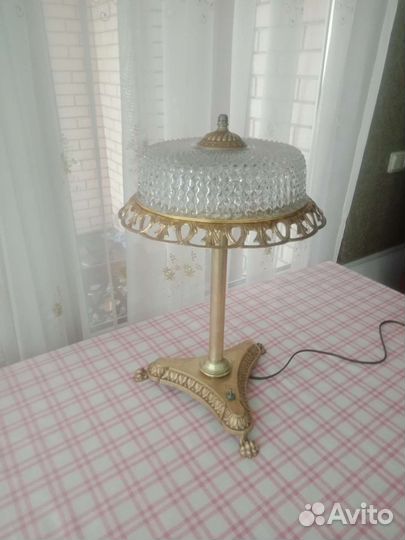 Настольная лампа