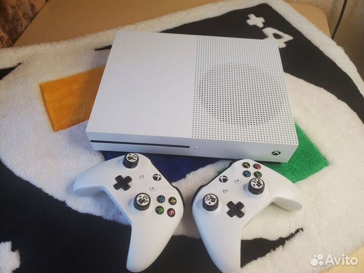 Игровая приставка Xbox One S 1TB + 2 геймпада