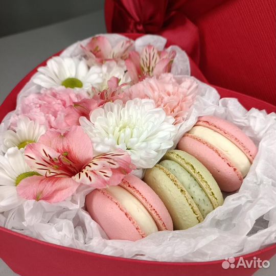 Композиции из цветов и сладостей в коробках сердце