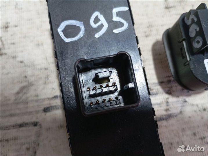 Кнопки стеклоподъемников Volkswagen Tiguan 5N 2.0