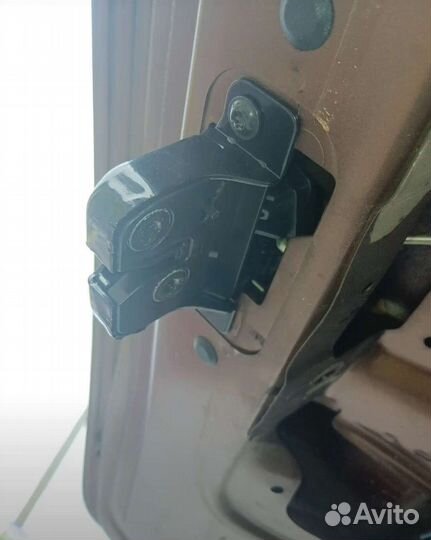 Замок двери багажника Рено Дастер1