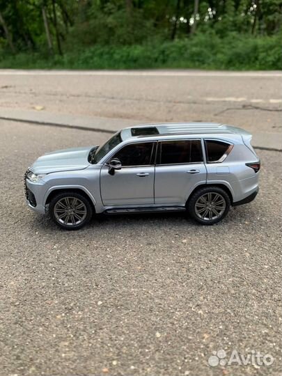 Модель автомобиля Lexus LX 600 металл