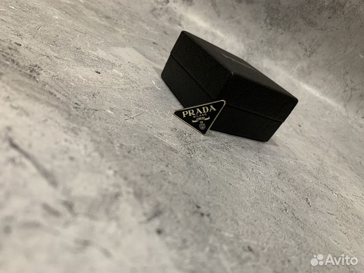 Prada брошь