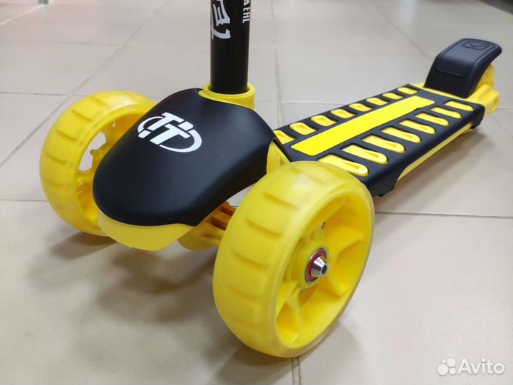 Самокат трехколесный TT Lambo желтый