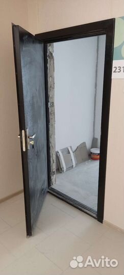 Дверь входная металлическая от застройщика