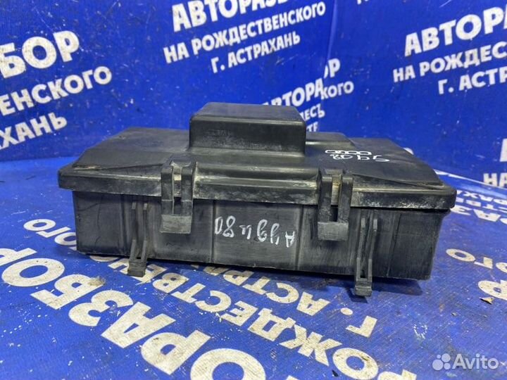 Блок предохранителей Audi 80 седан 1991