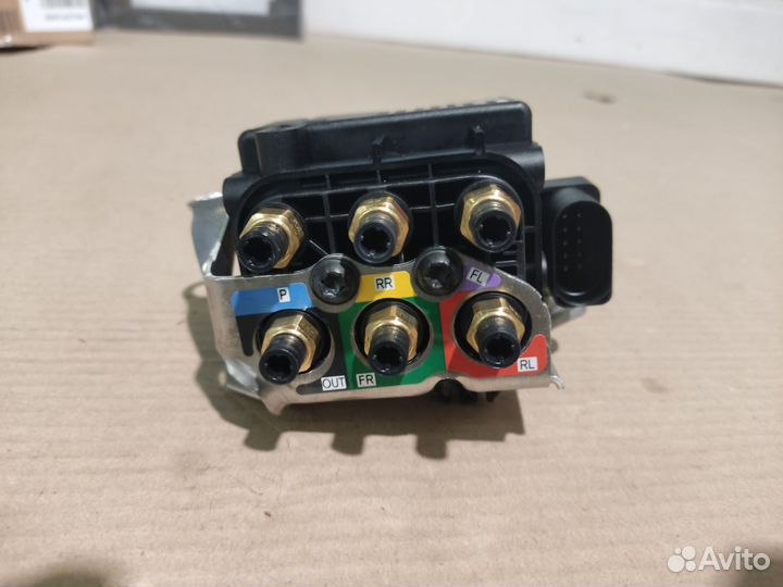 Блок клапанов пневмоподвески 7P0698014